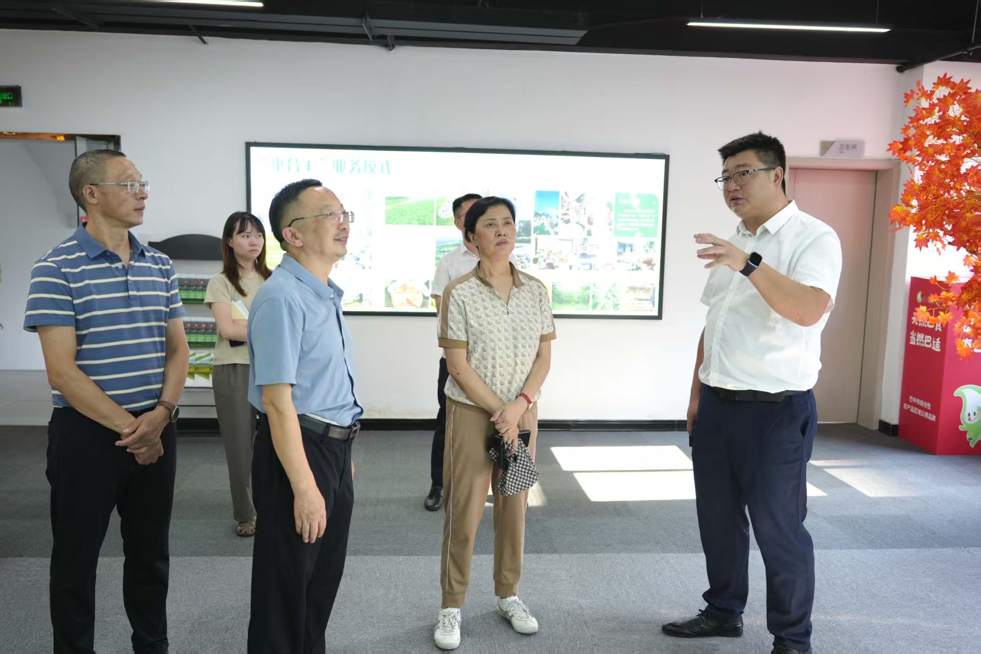 省供銷(xiāo)社黨組成員、理事會(huì)副主任、一級(jí)巡視員楊武秀調(diào)研巴中供銷(xiāo)工作